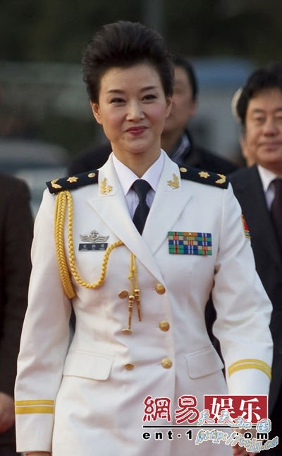 宋祖英着海军将军服亮相。