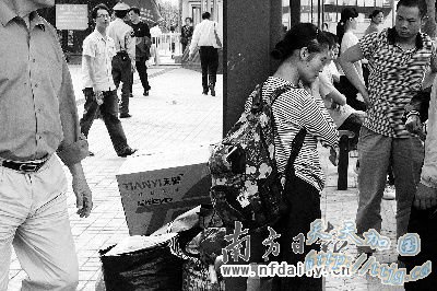 流浪女拾荒攒钱为住院产子(图)