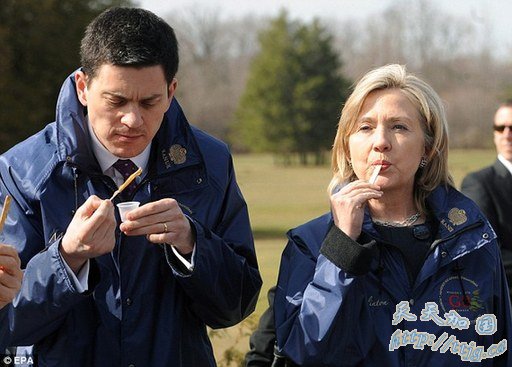 希拉里与米利班德开会不忘“调情”英媒称其“外交伉俪”