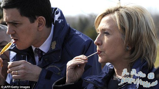 希拉里与米利班德开会不忘“调情”英媒称其“外交伉俪”