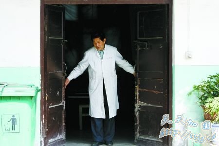 23年,他“送走”了2万多人(图)