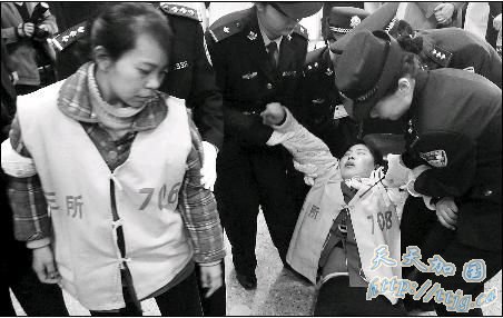 已婚女当婚托 抱孩子带老公一块去