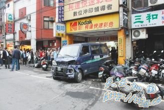 男子疑因吸毒神智不清撞20车 警察连开16枪(图)