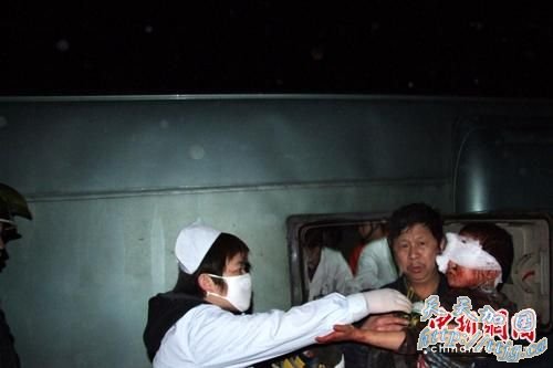 载53人大客车广西河池境内翻车多人受伤(图)