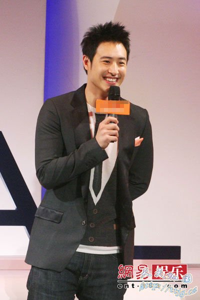 潘玮柏拍广告被泼水30次 自称可以演犀利哥