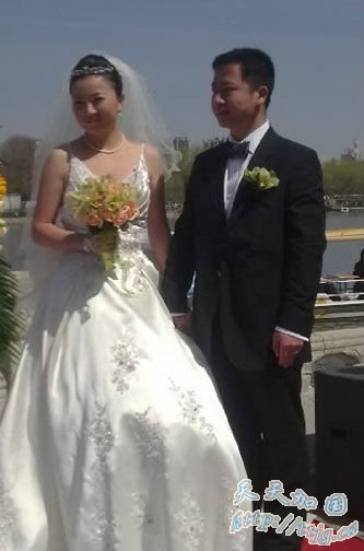 叶蓓今日完婚 陈楚生送叶蓓老公搓衣板