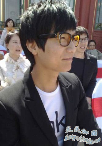 陈楚生出席婚礼。