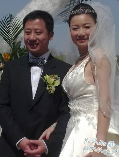 叶蓓今日完婚 陈楚生送叶蓓老公搓衣板