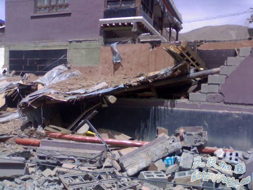 玉树地震造成至少300人死亡8000人受伤