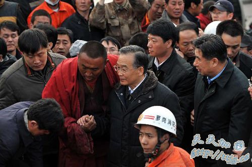 温家宝在青海省玉树县结古镇察看灾情