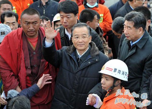 温家宝在青海省玉树县结古镇看望慰问灾区群众