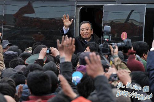 温家宝在青海省玉树县结古镇看望慰问灾区群众