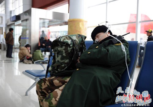 救援人员出现高原反应 轮流吸氧缓解症状