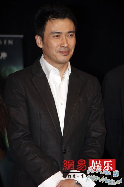 柳云龙帅气亮相。