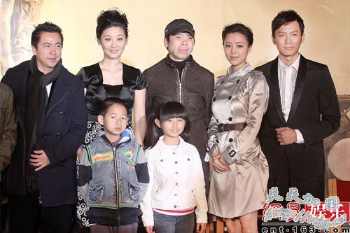 冯小刚新片《唐山大地震》举行预告片发布会。