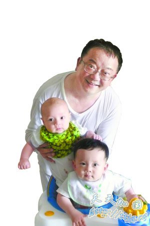 王刚自揭隐私 与2岁儿子 混血外孙合影曝光