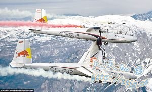 男子千米高空翻跟头从一飞机跳上另一架