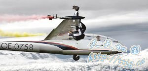 男子千米高空翻跟头从一飞机跳上另一架