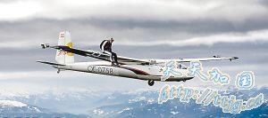 男子千米高空翻跟头从一飞机跳上另一架