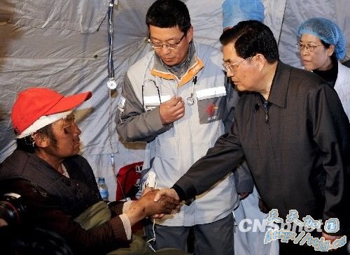 胡锦涛已抵达玉树机场 随行运来大量救灾物资