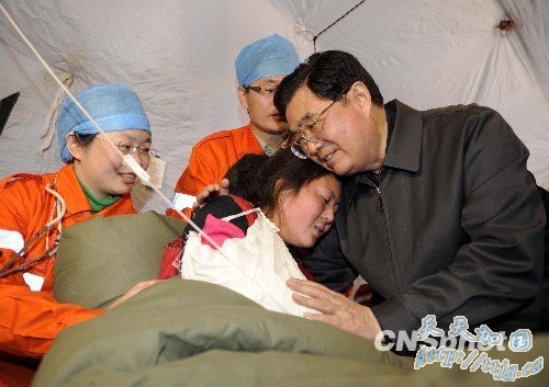 胡锦涛到结古镇扎西大同村查看灾情看望受灾民众(图)