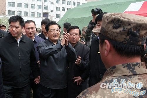 胡锦涛抵达玉树震区 随行运来大量救灾物资