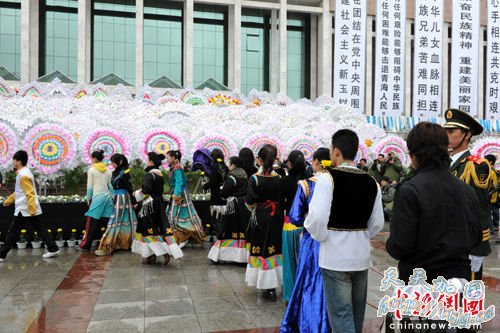 西宁上万群众雪中悼念 中学生高喊“玉树加油”