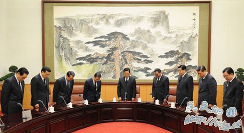 胡锦涛江泽民等在北京等地为玉树遇难者默哀