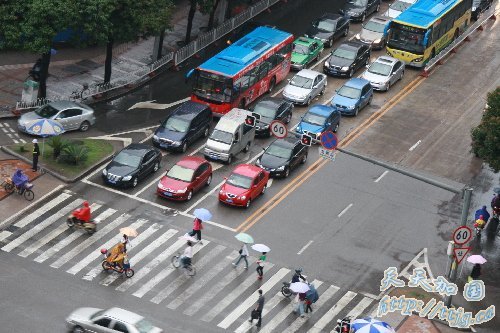 福州出租车司机不满过严执法集体罢运(图)