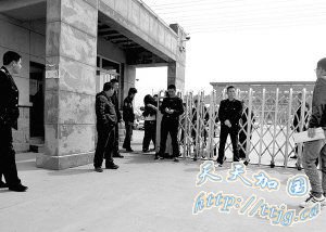 保卫人员在学校警务室门口