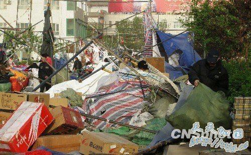 吐鲁番遭强风暴袭击 景观灯被连根刮断