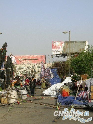 吐鲁番遭强风暴袭击 景观灯被连根刮断