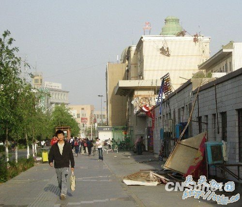 吐鲁番遭强风暴袭击 景观灯被连根刮断