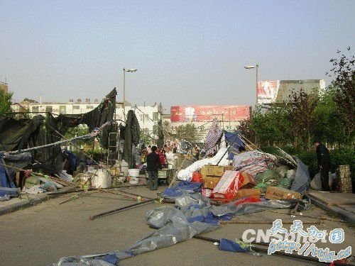 吐鲁番遭强风暴袭击 景观灯被连根刮断