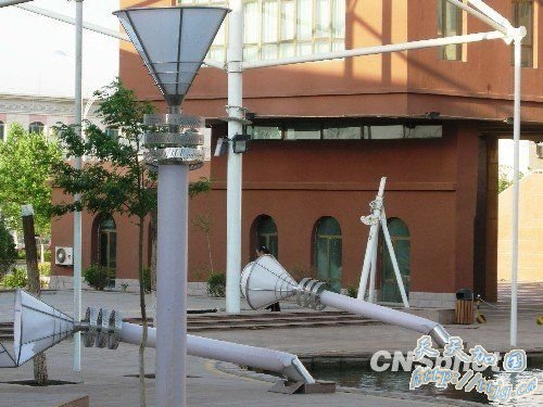 吐鲁番遭强风暴袭击 景观灯被连根刮断