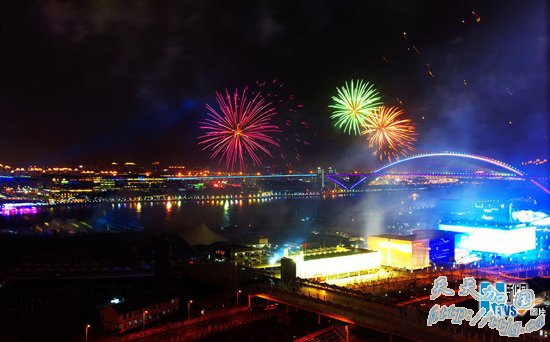 上海世博会开幕式烟花表演彩排(组图)