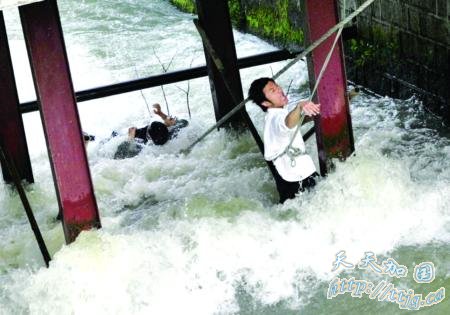 女子跳铜盘河轻生市民军警接力救人(组图)
