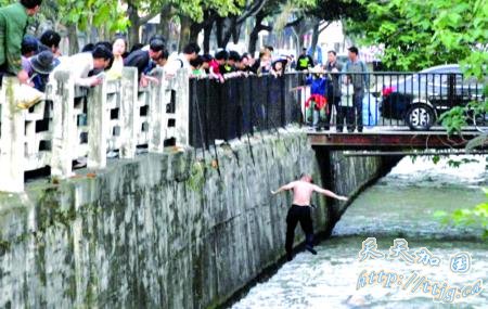 女子跳铜盘河轻生市民军警接力救人(组图)