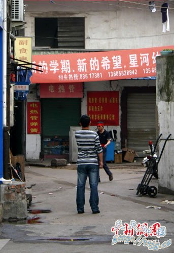 浙江义乌闹市区一男子持刀砍人后自砍 致一人死