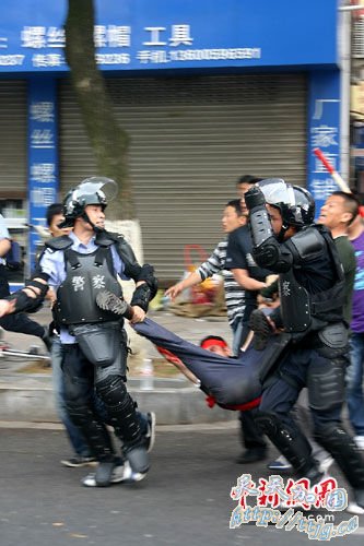 浙江义乌闹市区一男子持刀砍人后自砍 致一人死