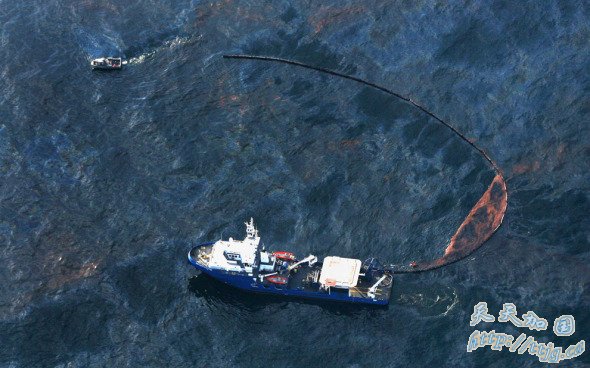 美国海岸警卫队正在清除浮油 美国海岸警卫队正在清除浮油