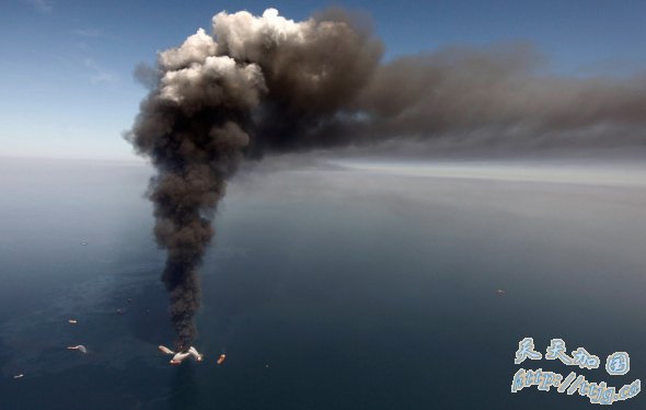 钻井平台爆炸后冒出的巨大烟柱 钻井平台爆炸后冒出的巨大烟柱