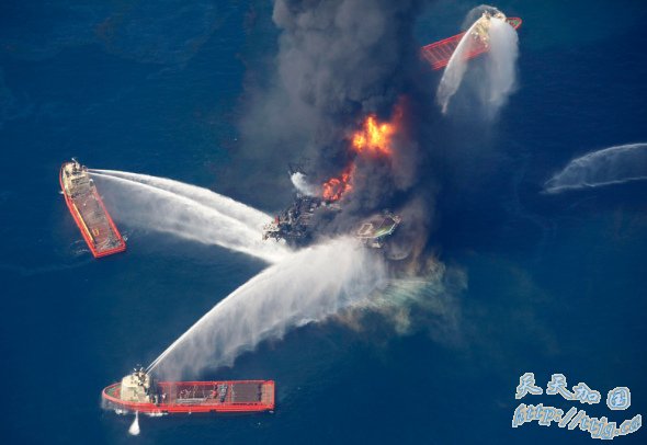 消防队员在扑灭深水钻井平台的大火 消防队员在扑灭深水钻井平台的大火