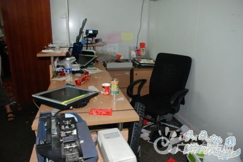 广州白云机场138航班延误 滞留旅客砸毁柜台