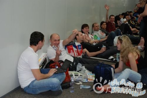 广州白云机场138航班延误 滞留旅客砸毁柜台