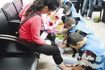 武汉看守所母亲节组织嫌犯为妈妈洗脚