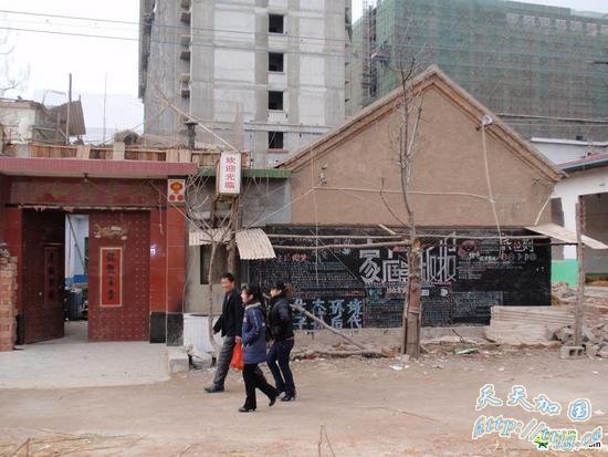 “史上最有才的钉子户”:自制黑板报抗议组图