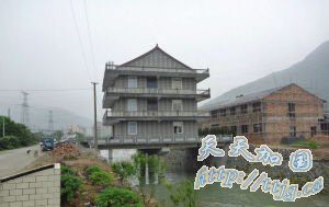 浙江温岭村民将房子盖在桥上 称可节约土地(图)