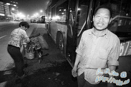 环卫工夫妇为省钱供女儿上大学 吃住都在三轮车