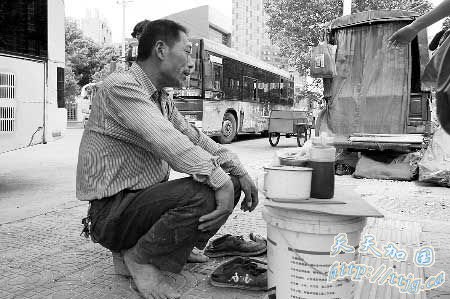 环卫工夫妇为省钱供女儿上大学 吃住都在三轮车